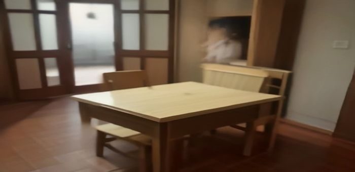 非凡娱乐游戏专区：玩家在电竞赛场中激烈对战，屏幕上绚烂的游戏画面与观众席的热情呐喊交织，展现顶级竞技娱乐氛围